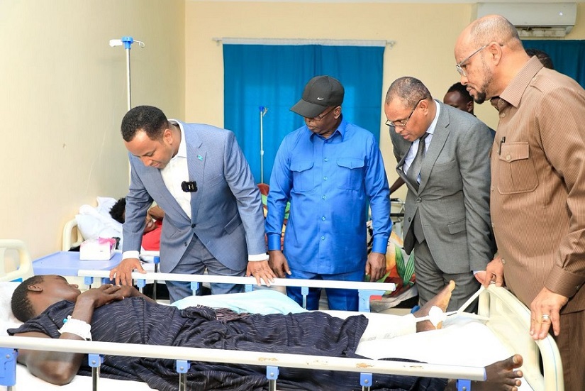 Xubnaha guddiga oo booqday dhaawacyada.jpg